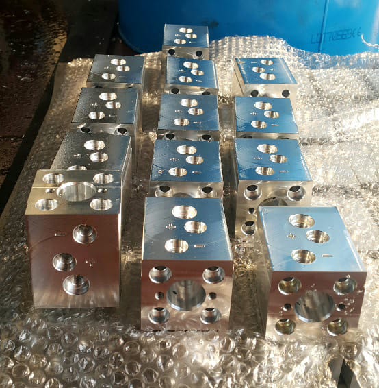 Savunma ve otomotiv sanayisi için Berceste Maden tarafından özel üretilmiş, hassas toleranslı alüminyum CNC yedek parça